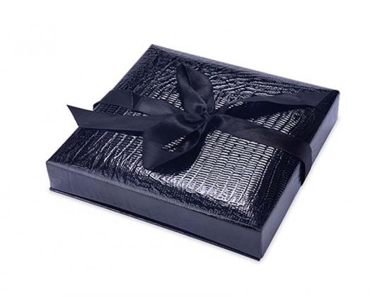 scatola regalo quadrata con nastro