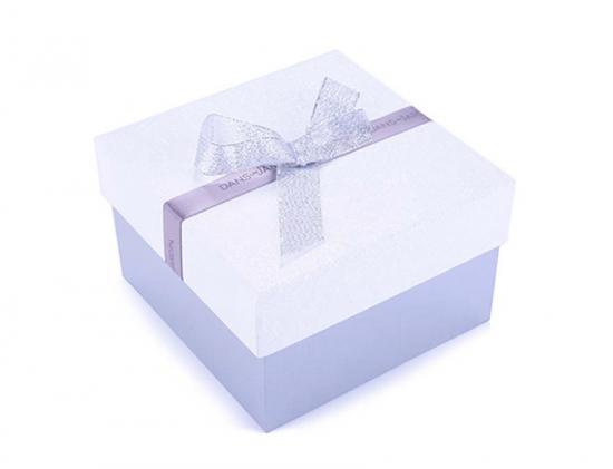 confezione regalo in carta con fiocco